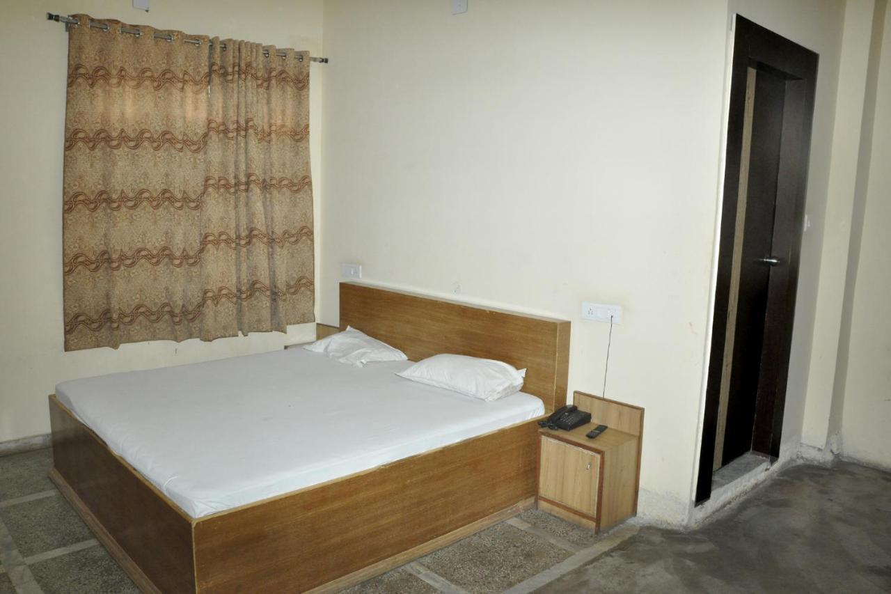 Hotel Lalit Palace Babina Екстер'єр фото
