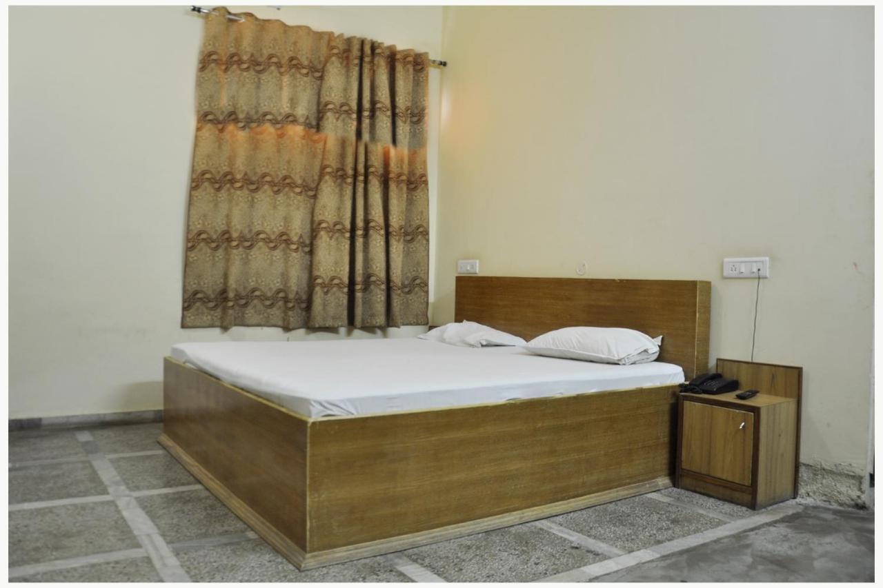Hotel Lalit Palace Babina Екстер'єр фото